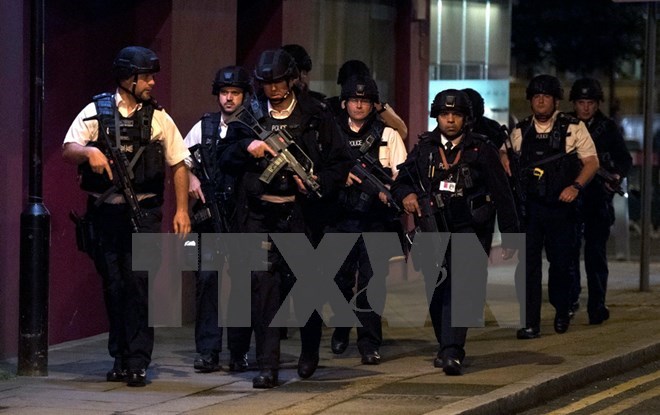 Cảnh sát có vũ trang được điều động tới Cầu London sau vụ xe tải lao vào người đi bộ tối 3-6. (Nguồn: EPA/TTXVN)