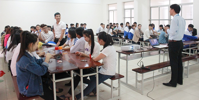 Một tiết học của môn Giáo dục dân số và môi trường của sinh viên Trường đại học Quảng Bình.
