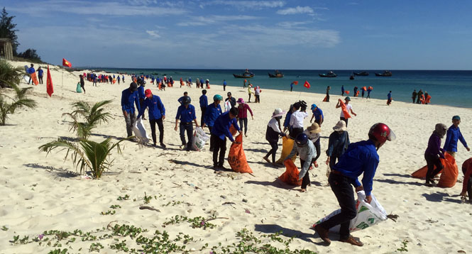 Các đại biểu cùng lực lượng đoàn viên thanh niên đã triển khai thu gom rác làm sạch môi trường bãi biển Hải Ninh. 