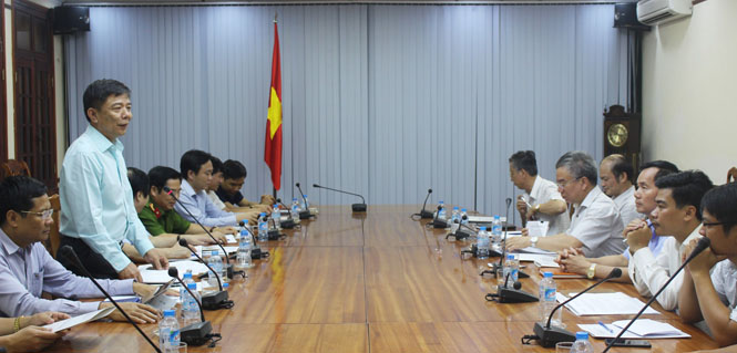 Đồng chí Nguyễn Hữu Hoài, Phó Bí thư Tỉnh ủy, Chủ tịch UBND tỉnh tiếp thu ý kiến của lãnh đạo Tổng cục Đường bộ Việt Nam.    