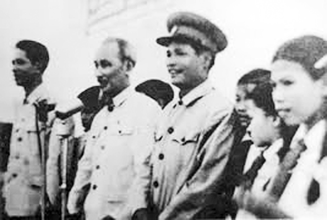 Bác Hồ và đồng chí Nguyễn Chí Thanh trên lễ đài ngày về thăm Quảng Bình, Vĩnh Linh 16-6-1957.