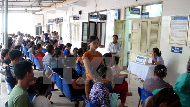 Rất đông phụ huynh cùng trẻ nhỏ chờ được thăm khám tại Bệnh viện Sản nhi Nghệ An. (Ảnh: Tá Chuyên/TTXVN)