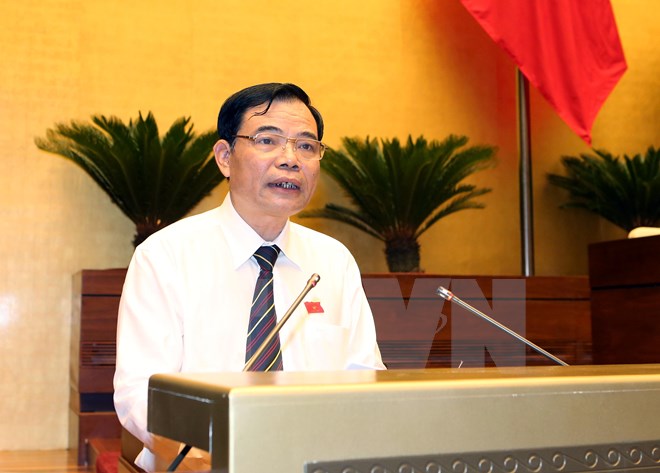 Bộ trưởng Bộ Nông nghiệp và Phát triển Nông thôn Nguyễn Xuân Cườn trình bày Tờ trình dự án Luật Thủy sản (sửa đổi). (Ảnh: Doãn Tấn/TTXVN)