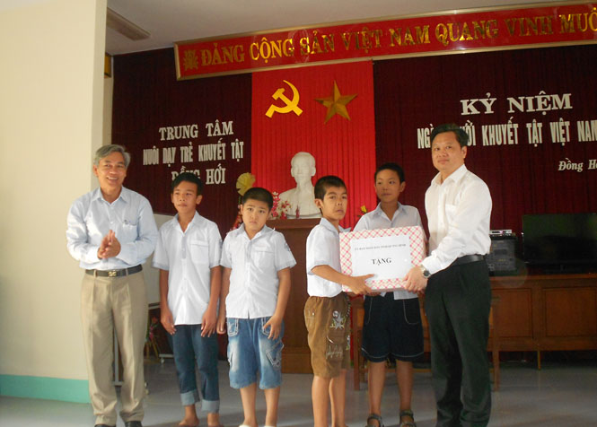 Đồng chí Nguyễn Tiến Hoàng, TUV, Phó chủ tịch UBND tỉnh tặng quà cho các em ở Trung tâm nuôi dạy trẻ Khuyết tật thành phố Đồng Hới