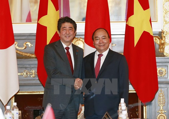 Thủ tướng Nguyễn Xuân Phúc và Thủ tướng Nhật Bản Shinzo Abe. (Ảnh: Thống Nhất/TTXVN)