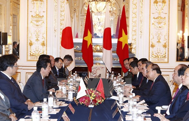 Thủ tướng Nguyễn Xuân Phúc và Thủ tướng Nhật Bản Shinzo Abe hội đàm. (Ảnh: Thống Nhất/TTXVN)