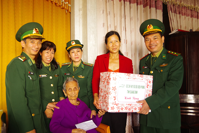 Cán bộ, chiến sĩ BĐBP tỉnh thăm, tặng quà cho các gia đình chính sách, Mẹ Việt Nam anh hùng.