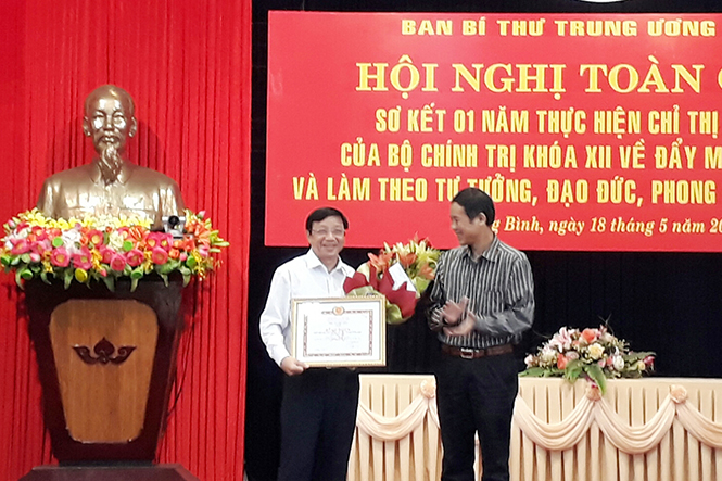 Đồng chí Phó Bí thư Thường trực Tỉnh uỷ Trần Công Thuật trao bằng khen của Ban Tuyên giáo Trung ương cho Đảng bộ Trường THPT chuyên Võ Nguyên Giáp.