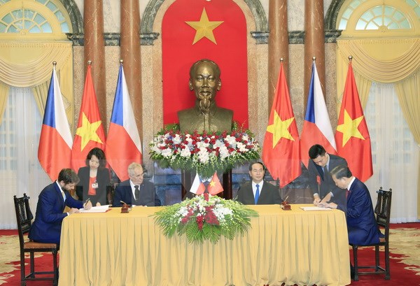 Chủ tịch nước Trần Đại Quang và Tổng thống Milos Zeman chứng kiến Lễ ký Hiệp định dẫn độ tội phạm bị kết án giữa hai nước. (Ảnh: Nhan Sáng/TTXVN)