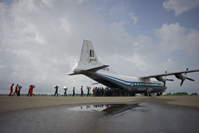 Một chiếc máy bay Shaanxi Y-8 của không quân Myanmar. (Nguồn: AFP)