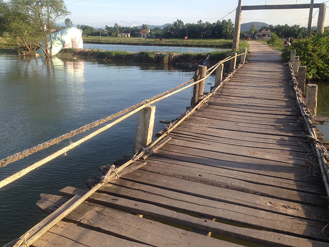 Cây cầu phao qua thôn Thuận Hòa đang bị xuống cấp nghiêm trọng.