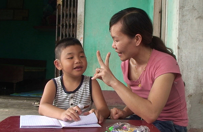 Cháu Phạm Ngọc Khánh Duy (7 tuổi, Quảng Hưng, Quảng Trạch) háo hức học chữ, luyện nghe nói với mẹ.