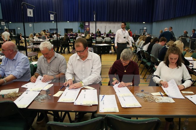 Các nhân viên Ủy ban bầu cử Anh tiến hành kiểm phiếu cuộc bầu cử Quốc hội ở Maidenhead ngày 8-6. (Nguồn: AFP/TTXVN)