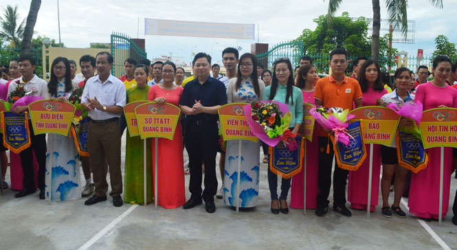 Đồng chí Nguyễn Tiến Hoàng, TUV, Phó Chủ tịch UBND tỉnh trao cờ lưu niệm cho các đơn vị tham gia hội thao.