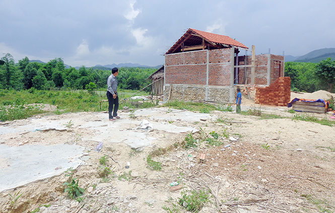 Được sự hỗ trợ kịp thời của Nhà nước và các nhà hảo tâm, gia đình anh Trần Văn Chính (có nhà bị sập trôi trong đợt lũ 2016) xây lại ngôi nhà mới kiên cố.