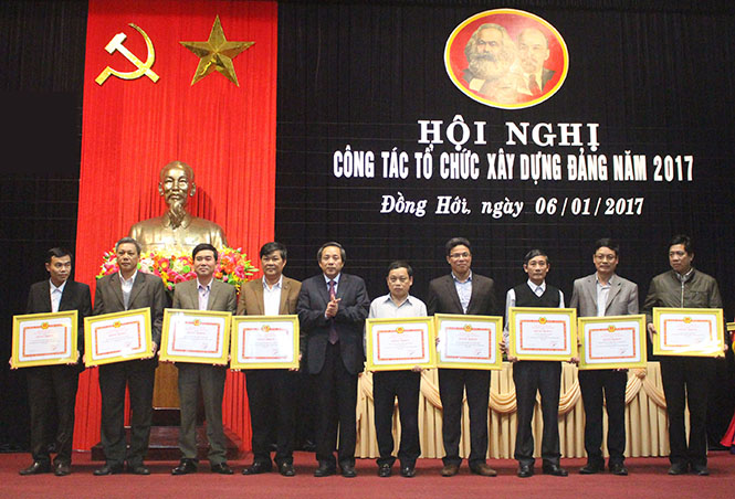 Đồng chí Bí thư Tỉnh ủy Hoàng Đăng Quang trao bằng khen của Ban Thường vụ Tỉnh ủy cho các tập thể có thành tích xuất sắc trong công tác xây dựng Đảng.