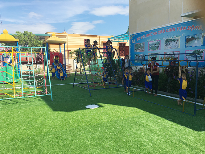 Một góc khu vui chơi phát triển vận động của bé - mô hình mới của Trường MN Hoàn Trạch.