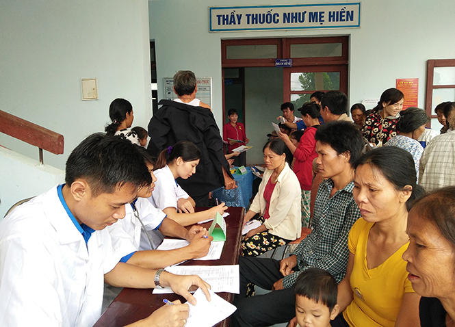 Các bác sỹ trẻ của Trung tâm y tế Minh Hóa đang tư vấn và khám bệnh cho bà con.