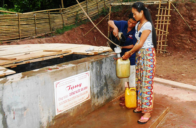Bà con ở bản Cốc, xã Thượng Trạch, huyện Bố Trạch sử dụng nước từ giếng khơi do Đồn Biên phòng Cồn Roàng tặng.