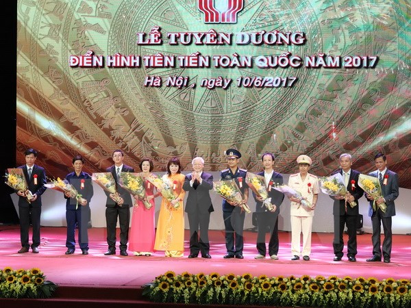 Tổng Bí thư Nguyễn Phú Trọng tặng hoa cho các điển hình tiên tiến. (Ảnh : Phương Hoa/TTXVN)