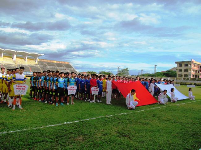 Tham gia giải có 8 đội bóng đến từ các huyện, thị xã, thành phố trên địa bàn tỉnh.