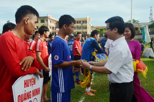 Đồng chí Cao Văn Định, UVTV, Trưởng Ban Tuyên Giáo Tỉnh ủy tặng cờ lưu niệm cho các đội bóng.