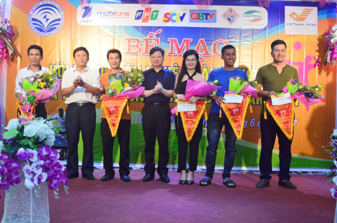 Đồng chí Nguyễn Tiến Hoàng, Phó Chủ tịch UBND tỉnh trao giải nhất nhì ba nội dung bóng chuyền nam cho các đội.