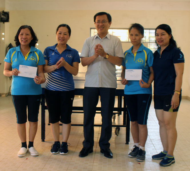 Đồng chí Hoàng Hữu Thái, Tổng Biên tập báo Quảng Bình trao giải cho các VĐV ở giải đôi nữ.