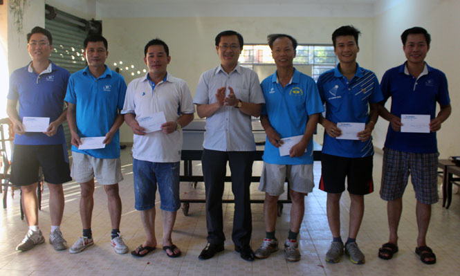 Phó Tổng biên tập Báo Quảng Bình Cao Trường Sơn trao giải cho các VĐV ở nội dung đôi nam.