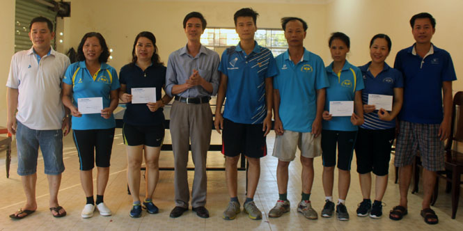 Phó Tổng biên tập Báo Quảng Bình Cao Trường Sơn trao giải cho các VĐV ở nội dung đôi nam nữ.