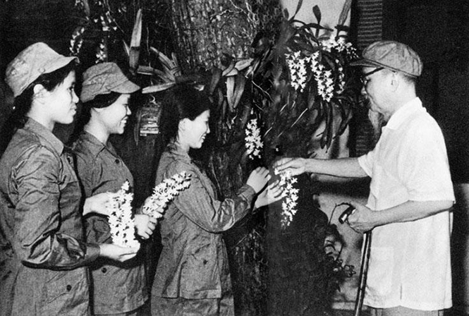 Bác Hồ tặng hoa phong lan cho ba nữ dân quân Quảng Bình, Vĩnh Linh.