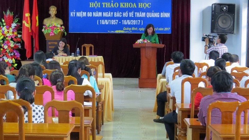 Các đại biểu trình bày tham luận tại Hội thảo khoa học kỷ niệm 60 năm Ngày Bác Hồ về thăm Quảng Bình.