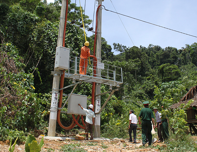 Điện lực Lệ Thủy chú trọng công tác kiểm tra trạm biến áp xã Ngân Thủy.