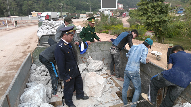 Lực lượng Hải quan Quảng Bình đang kiểm tra hàng hóa thông quan.