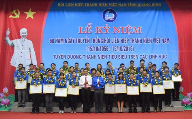 Anh Lê Anh Khiêm (người đứng thứ hai từ bên phải hàng đầu tiên) tại lễ tuyên dương thanh niên tiêu biểu năm 2016.