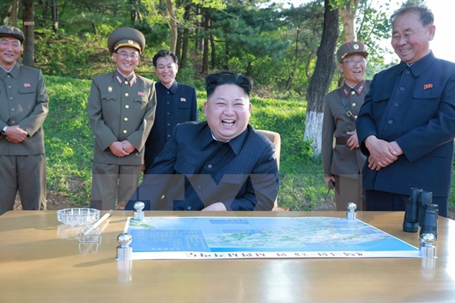 Nhà lãnh đạo Triều Tiên Kim Jong-un (giữa) theo dõi vụ phóng tên lửa Hwasong-12 ở Pukchang, tỉnh Nam Pyongan ngày 21-5. (Nguồn: Yonhap/TTXVN)