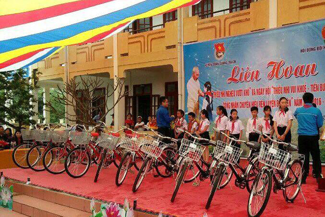  Hội đồng Đội tỉnh trao xe đạp cho học sinh nghèo trên địa bàn tỉnh.