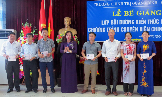 Đại diện lãnh đạo Trường Chính trị tỉnh trao giấy chứng nhận cho các học viên.