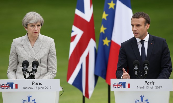 Tổng thống Pháp Emmanuel Macron và Thủ tướng Anh Theresa May họp báo sau hội đàm. (Nguồn: PA)