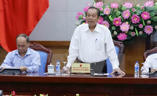 Phó Thủ tướng Thường trực Trương Hòa Bình chủ trì họp Ban chỉ đạo về các giải pháp ổn định đời sống và sản xuất, kinh doanh cho nhân dân 4 tỉnh miền Trung, ngày 7-6. (Ảnh: Phương Hoa/TTXVN)