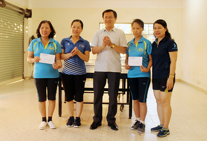  Đồng chí Tổng Biên tập Báo Quảng Bình Hoàng Hữu Thái trao giải cho các VĐV ở nội dung đôi nữ.