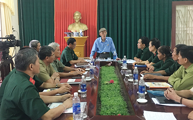 CCB Lê Bá Hùng đang kể về thời khắc lịch sử Bác Hồ về thăm Quảng Bình cho các hội viên CCB phường Đồng Sơn nghe.