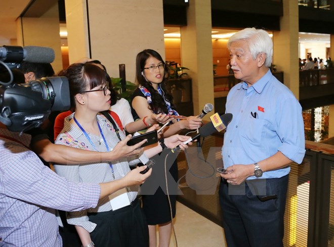 Đại biểu Quốc hội tỉnh Đồng Nai Dương Trung Quốc trả lời phỏng vấn báo chí. (Ảnh: Doãn Tấn/TTXVN)