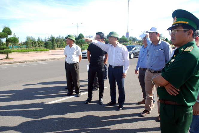 Đồng chí Chủ tịch UBND tỉnh Nguyễn Hữu Hoài kiểm tra công tác chuẩn bị lễ hội hang động Quảng Bình tại quảng trường biển Bảo Ninh.