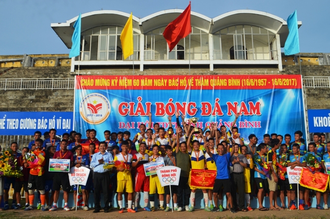  Ban tổ chức trao giải vô địch, giải nhì, giải ba cho các đội: Đồng Hới, Bố Trạch và Quảng Trạch