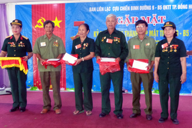 Ban liên lạc Quân khu Trị Thiên thành phố Đồng Hới tặng quà cho thương binh và các hội viên có hoàn cảnh khó khăn.