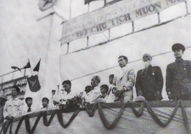  Bác Hồ trên lễ đài tại sân vận động Đồng Hới ngày 16-6-1957. Ảnh: T.L