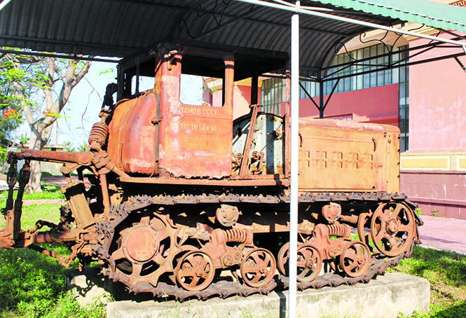 Chiếc máy cày DT 54 Bác Hồ gửi tặng HTX Đại Phong hiện được lưu giữ tại Bảo tàng Tổng hợp tỉnh.