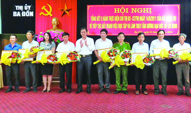 Thị xã Ba Đồn biểu dương các tập thể đạt thành tích xuất sắc trong học tập và làm theo tấm gương đạo đức Hồ Chí Minh.