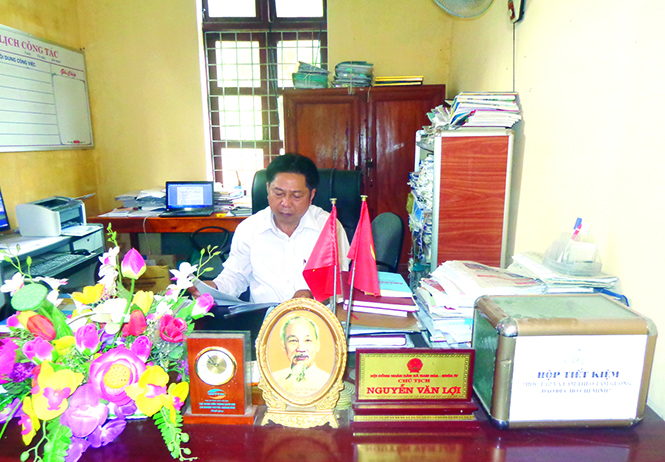Hộp tiết kiệm đặt ngay phòng làm việc của Bí thư Đảng ủy xã Nam Hoá Nguyễn Văn Lợi.